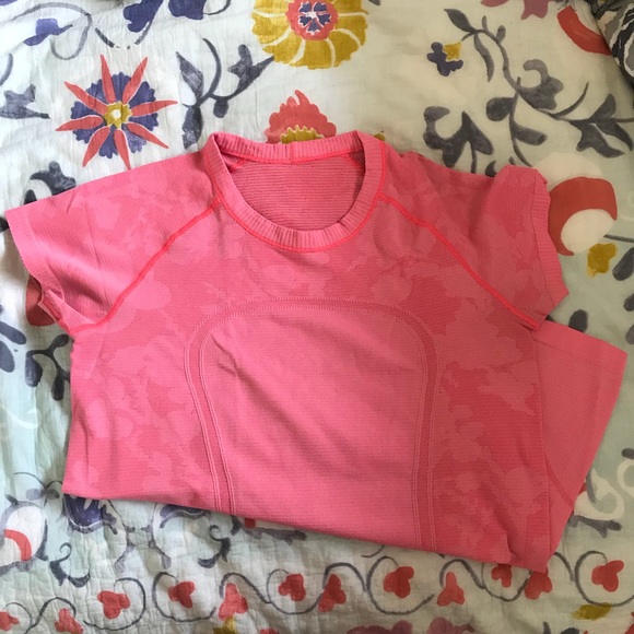 lululemon athletica Tops - Lululemon swifts tech short sleeve crew!